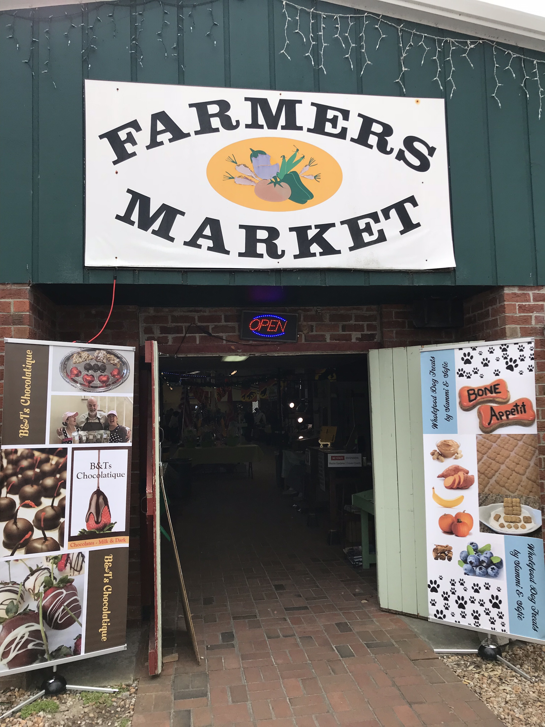 The Best Things to Do in New Bern NC featured by top NC travel blog, Food Diary of a City Girl: visit New Bern's Farmers Market